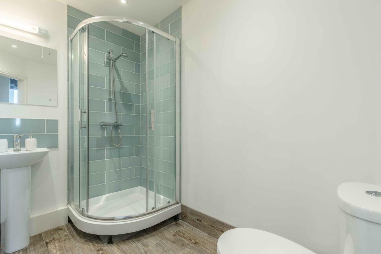 Modern Apartment Within Short Walk Of The Castle, High Street And Long Walk - Free Parking Windsor Exterior photo